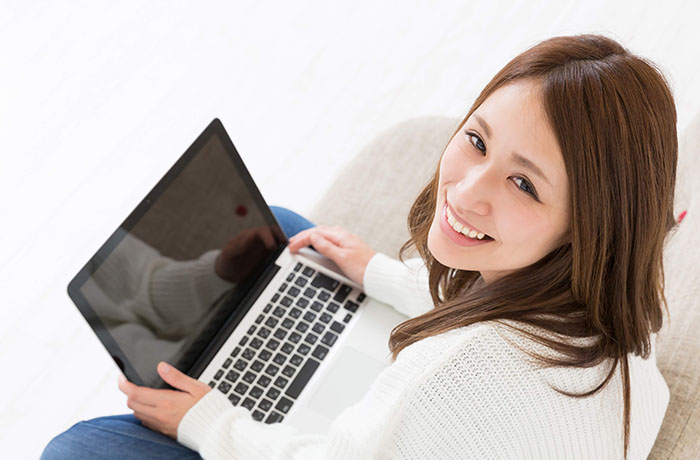 ノートパソコンを開いている女性
